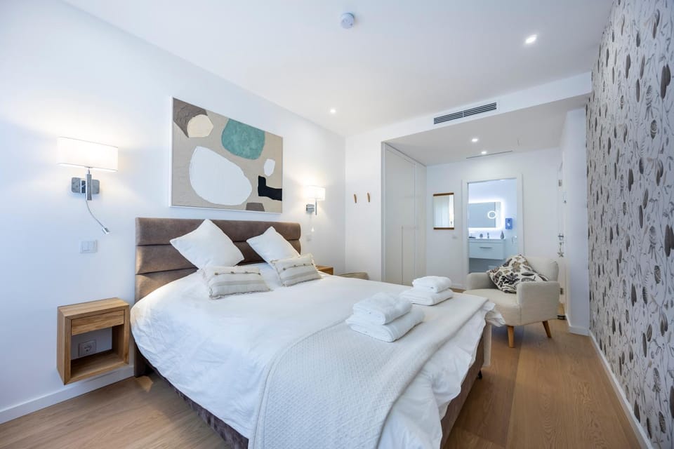 Bed, Bedroom, towels, wardrobe