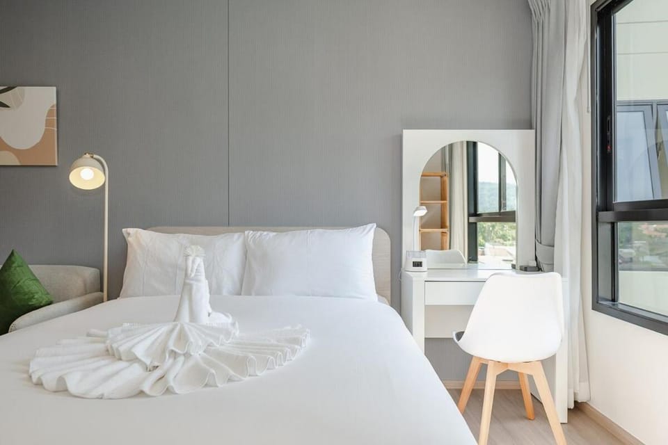 Bed, Bedroom, towels
