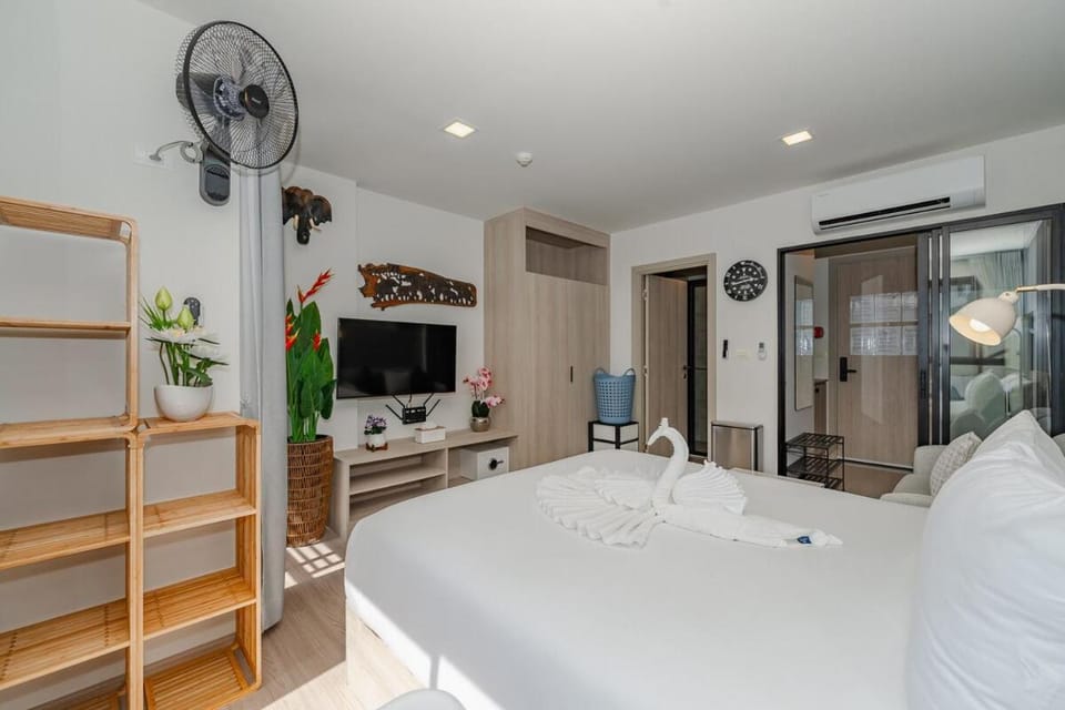 Communal lounge/ TV room, Bed, TV and multimedia, Bedroom, towels, air conditioner