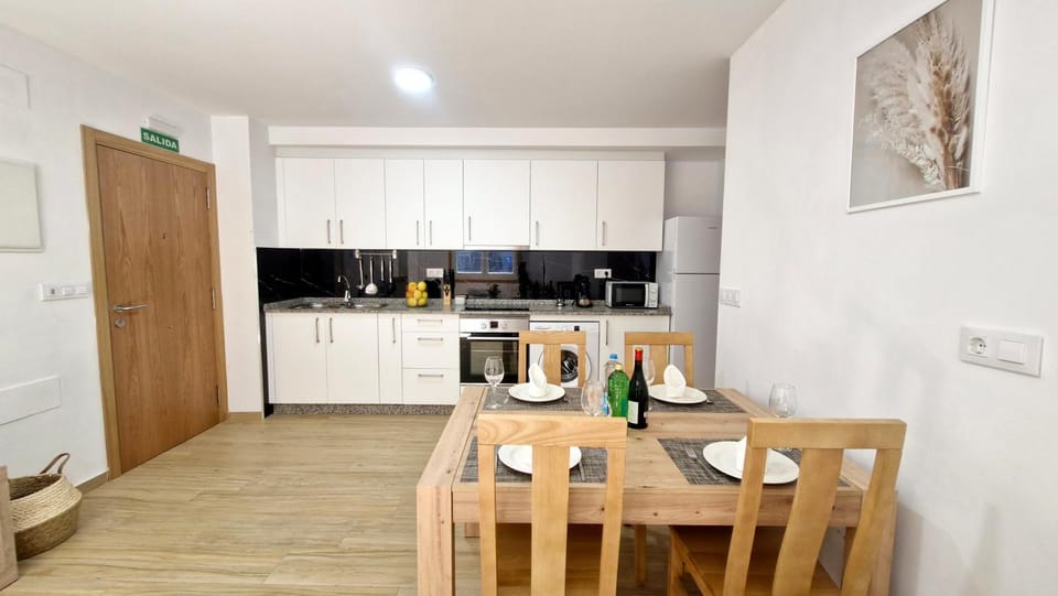 Kitchen or kitchenette, Dining area