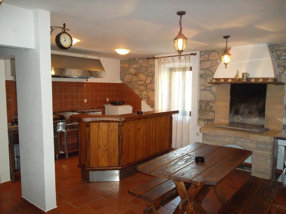 Kitchen or kitchenette, Living room, Seating area, Dining area