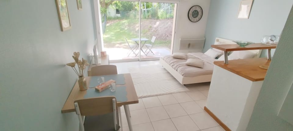 Bed, Photo of the whole room, Dining area