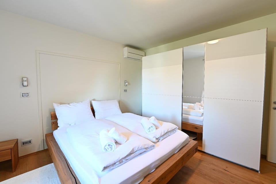 Bed, Bedroom, towels