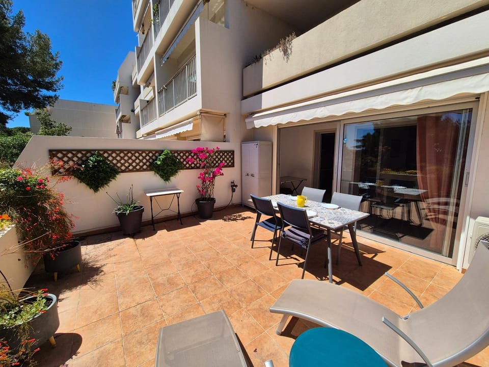 Grande terrasse vue mer, plancha, piscine, 2 chambres Apartment in La Seyne-sur-Mer