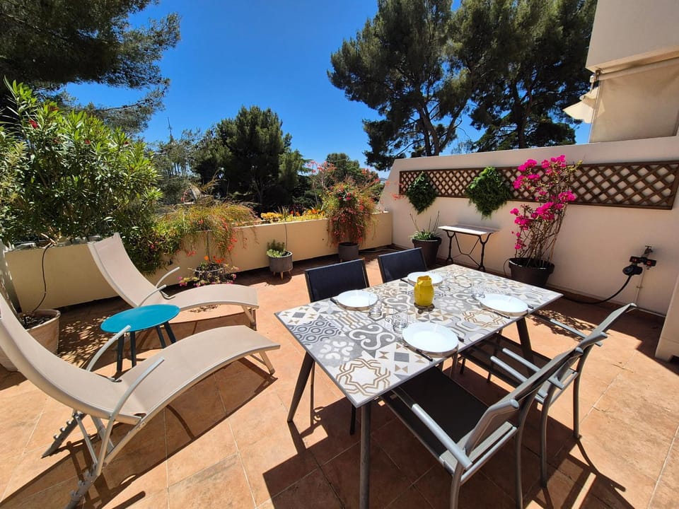 Grande terrasse vue mer, plancha, piscine, 2 chambres Apartment in La Seyne-sur-Mer