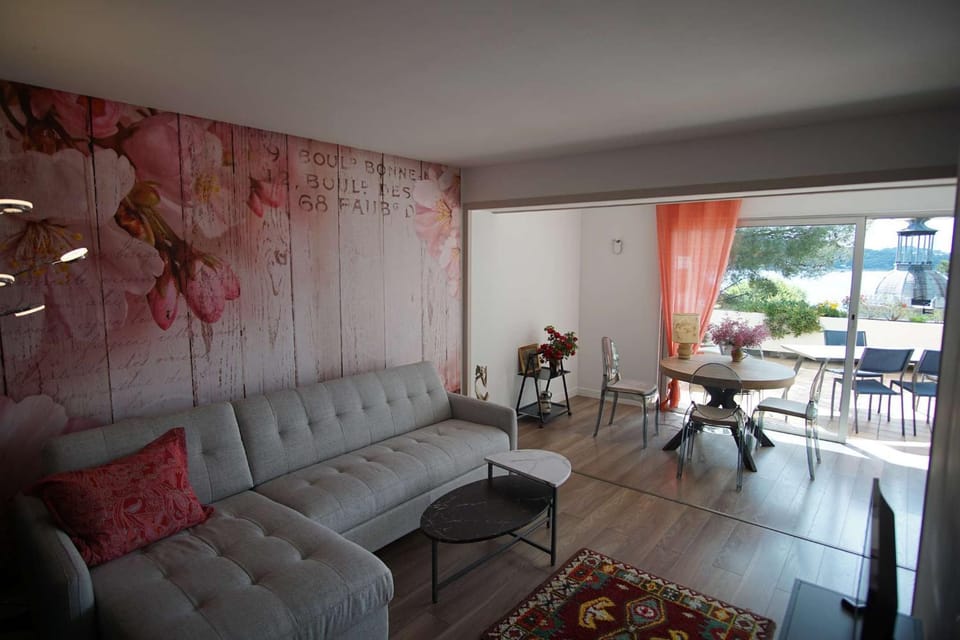 Grande terrasse vue mer, plancha, piscine, 2 chambres Apartment in La Seyne-sur-Mer