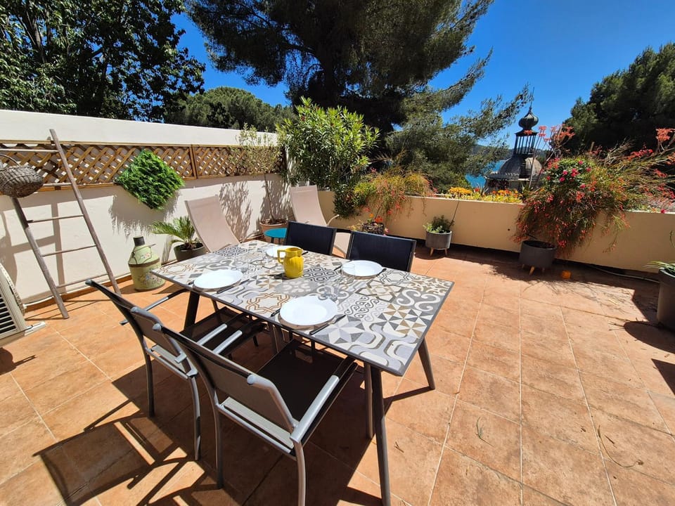 Grande terrasse vue mer, plancha, piscine, 2 chambres Apartment in La Seyne-sur-Mer