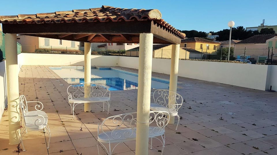 T2 duplex dans résidence sécurisée, parking privé, piscine, climatisation, internet Apartment in La Seyne-sur-Mer