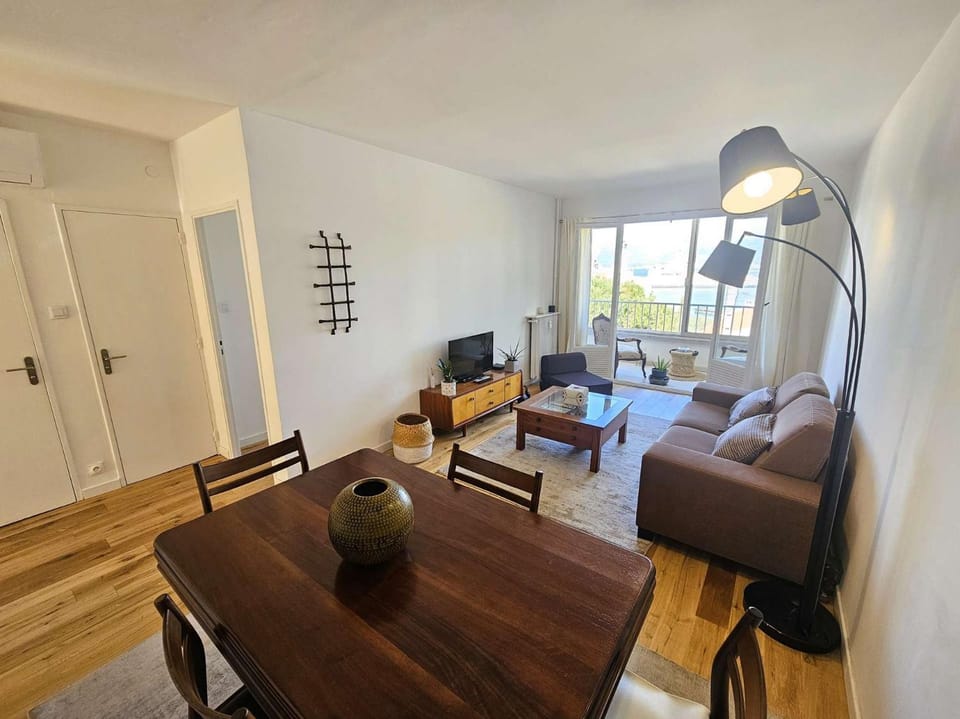 Bel appartement 3 couchages, climatisé, WIFI, vue mer, tout à pied Apartment in French Riviera