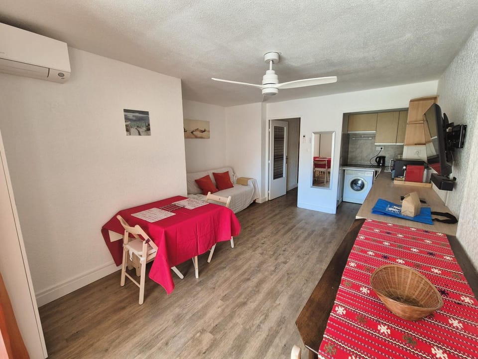 Joli studio à 350 m de la plage de Saint Asile, tout à pied. Apartment in French Riviera