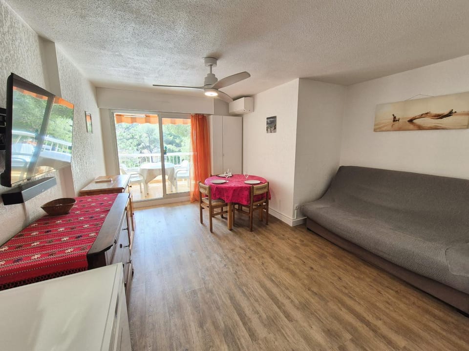 Joli studio à 350 m de la plage de Saint Asile, tout à pied. Apartment in French Riviera