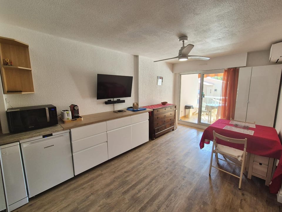 Joli studio à 350 m de la plage de Saint Asile, tout à pied. Apartment in French Riviera