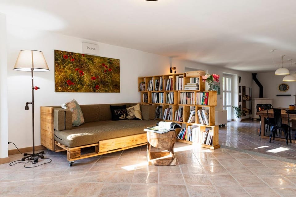 Toilet, Library, TV and multimedia, Living room, Seating area, heating, air conditioner