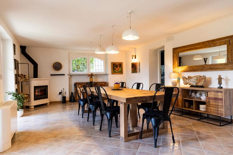 Toilet, Activities, TV and multimedia, Kitchen or kitchenette, Living room, Seating area, Dining area, Garden view, Landmark view, fireplace, heating, air conditioner