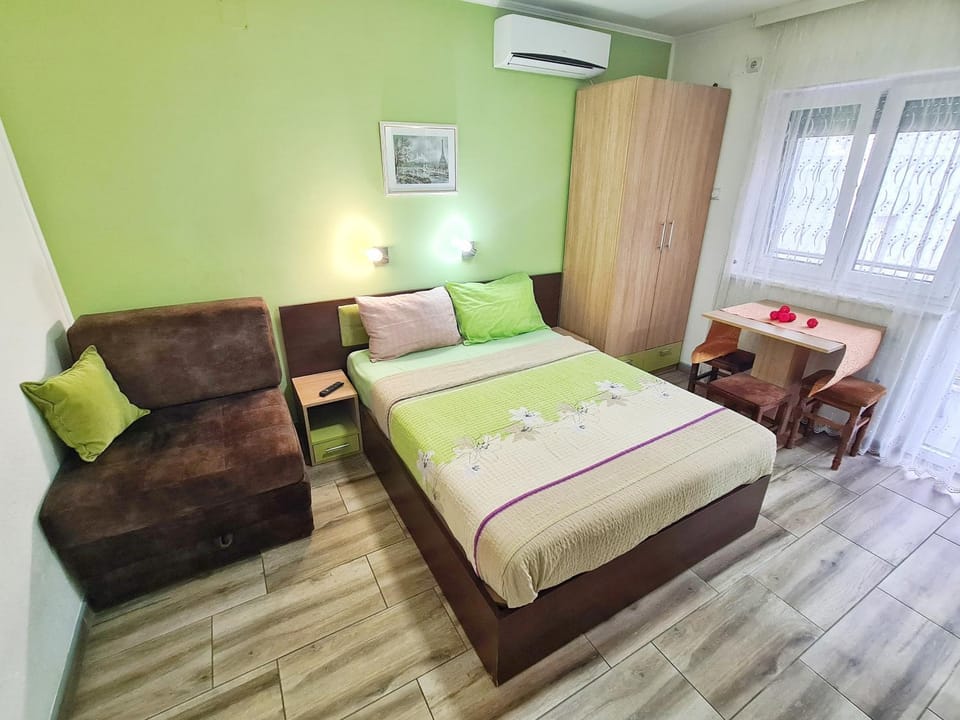 Bed, Photo of the whole room, Seating area, wardrobe, air conditioner
