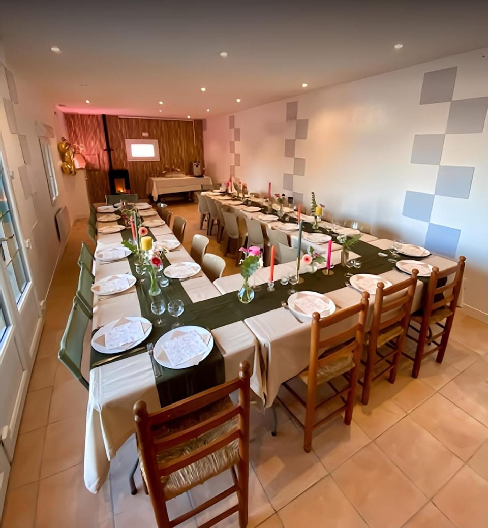 Maison de la Marquise, 15 couchages, 200m2, cour privative, salle de reception, 4 chambres doubles, 1 dortoir 7 couchages, spa linge en option Villa in Normandy