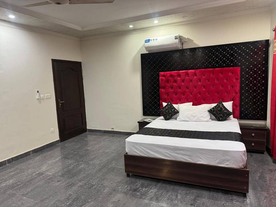 Photo of the whole room, Bedroom, air conditioner