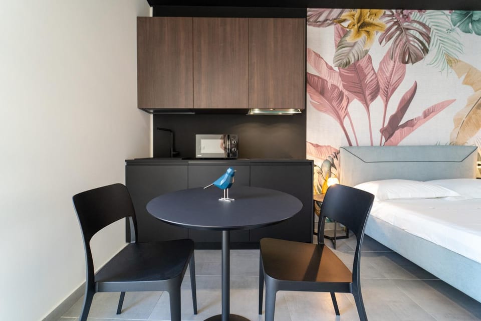 Bed, Kitchen or kitchenette, Dining area