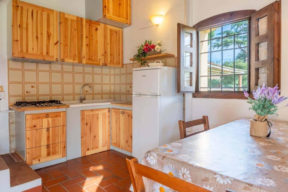 Kitchen or kitchenette, Dining area, stove