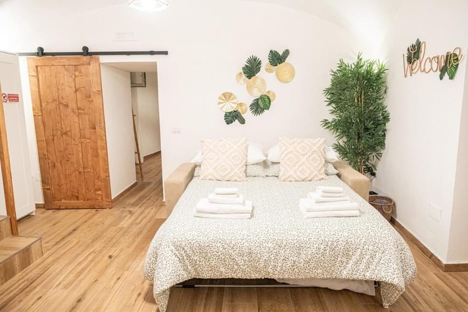 Bed, Living room, Photo of the whole room, towels