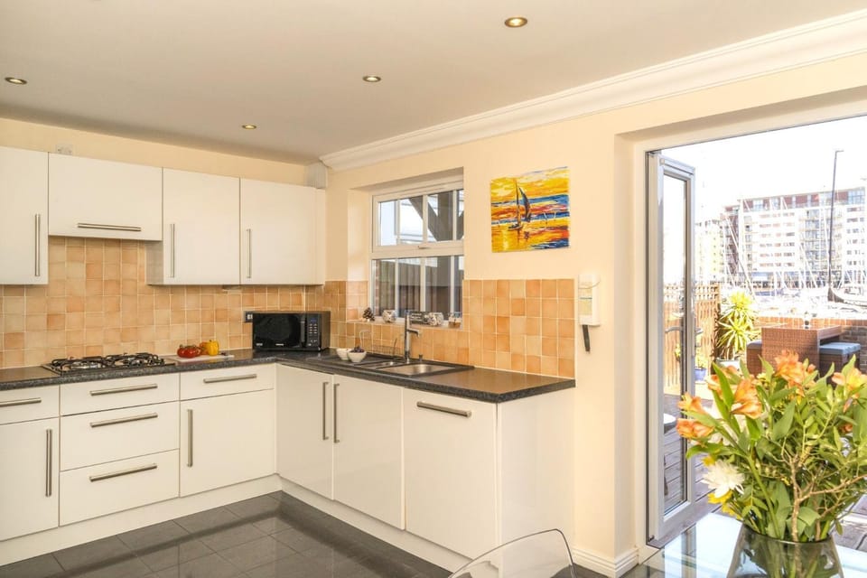 Quayside - family friendly waterside home House in Eastbourne