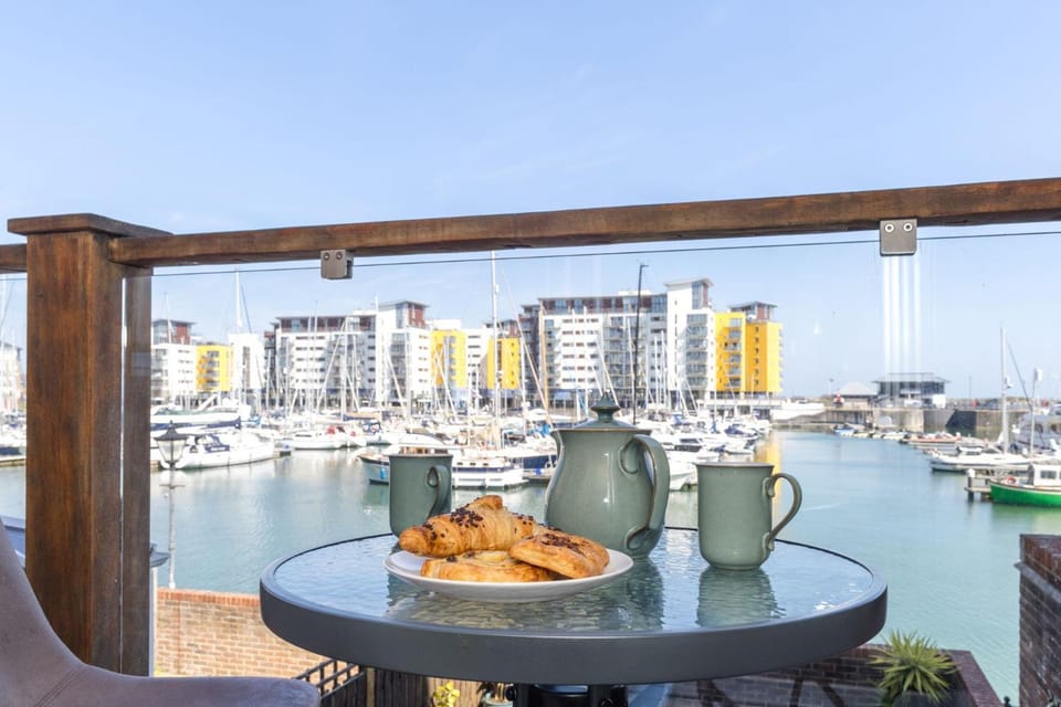 Quayside - family friendly waterside home House in Eastbourne