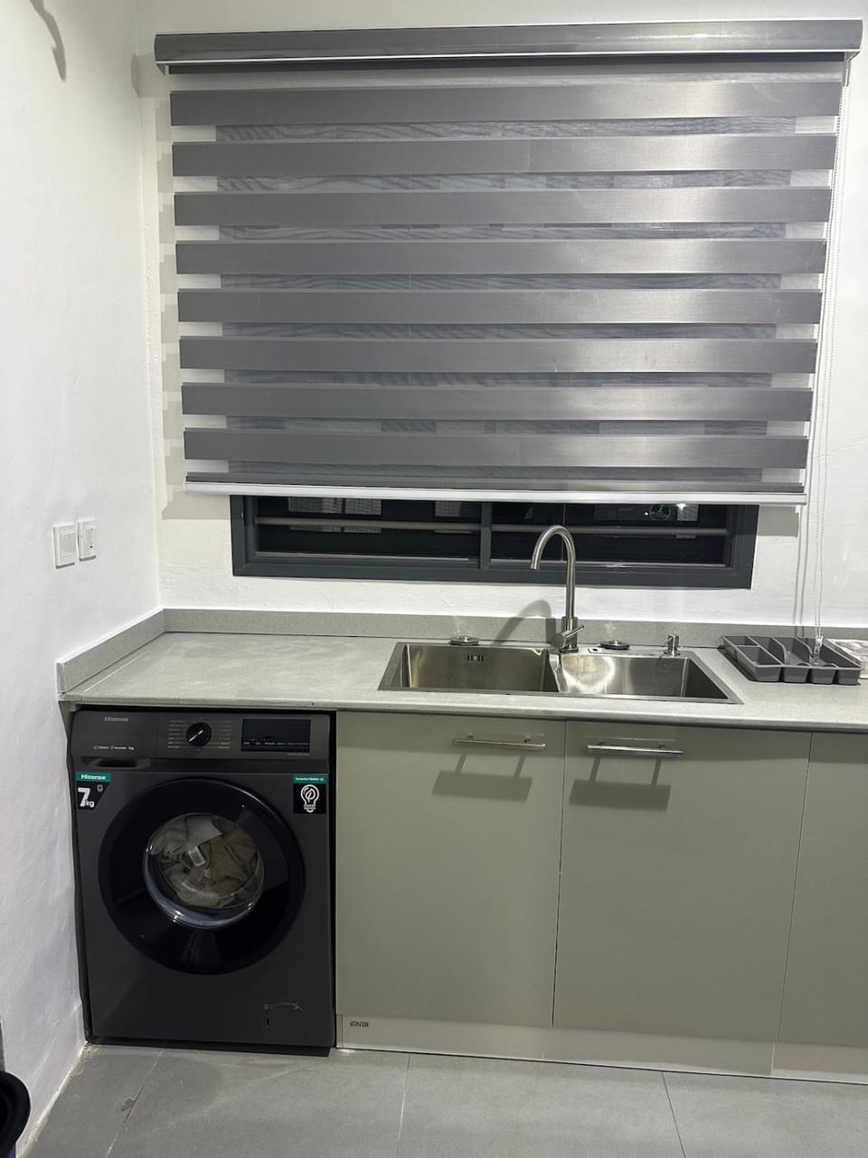 Kitchen or kitchenette, washing machine