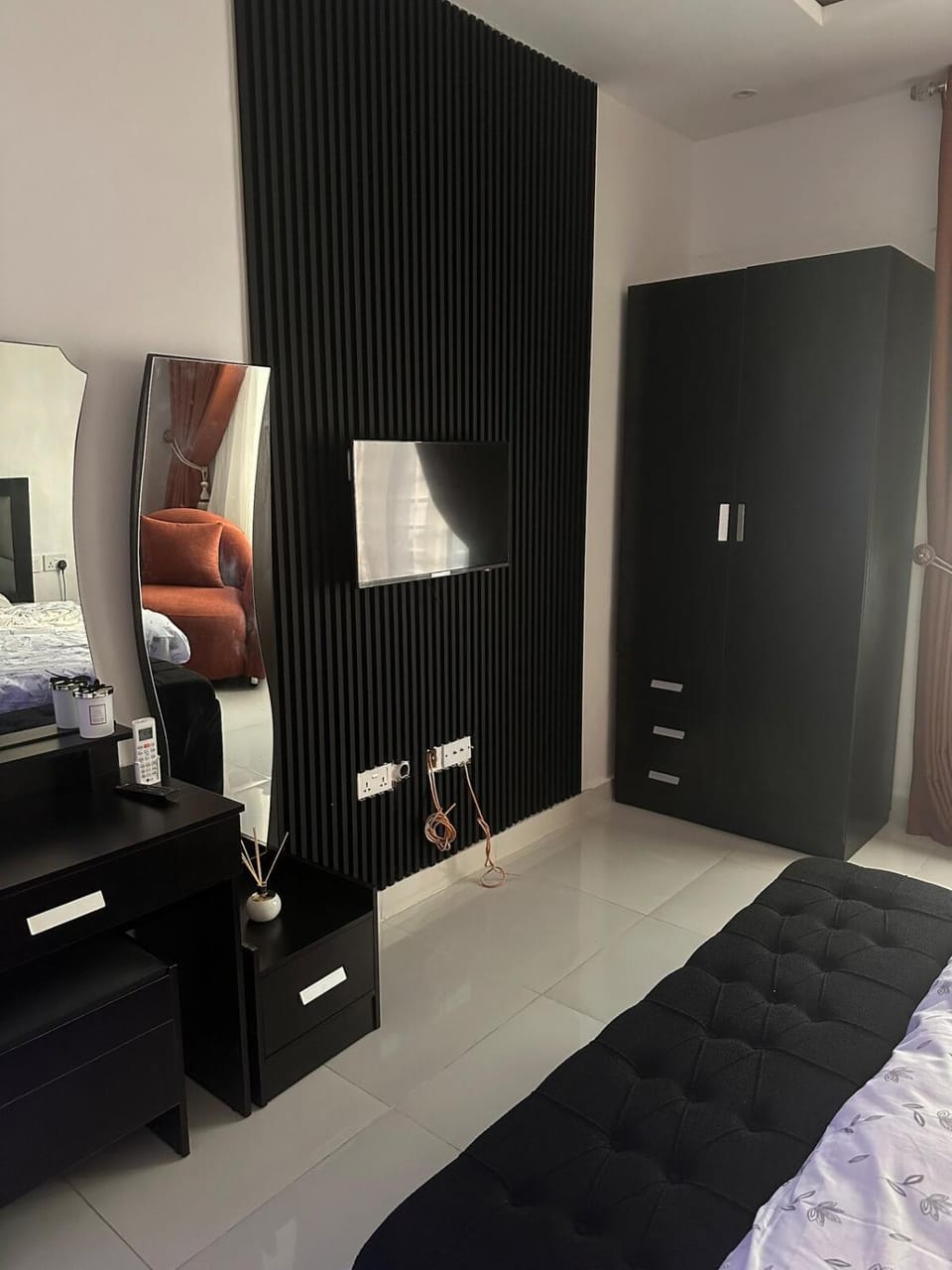 Photo of the whole room, Bedroom, wardrobe