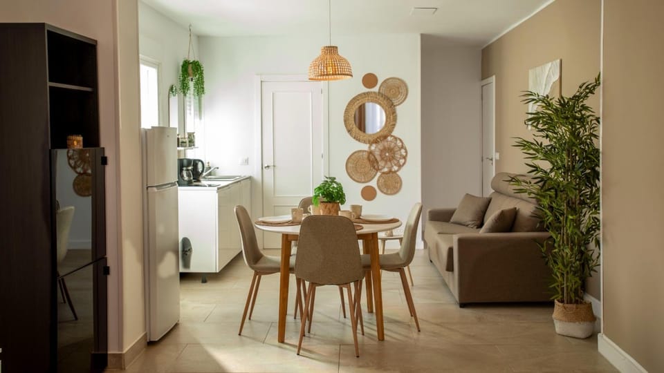 Kitchen or kitchenette, Seating area, Dining area