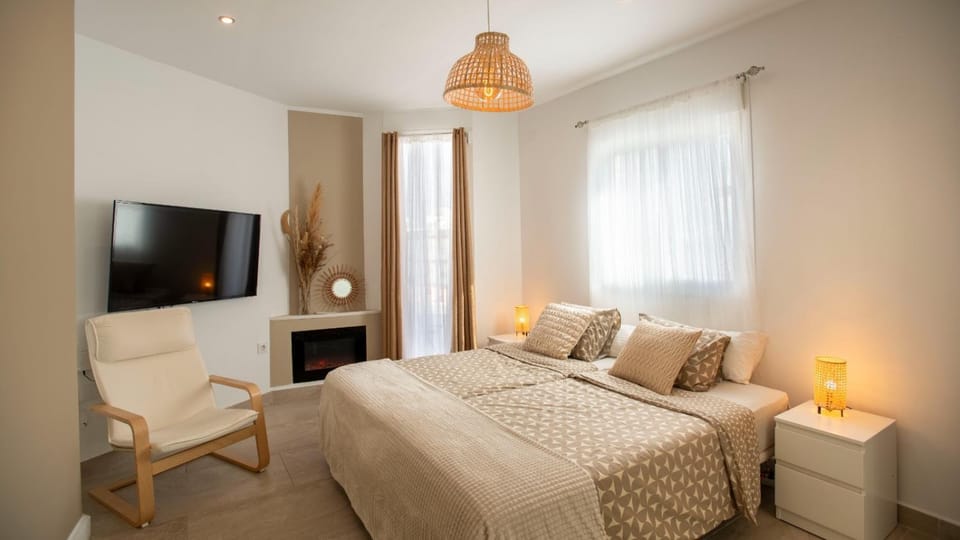 Bed, TV and multimedia, Seating area