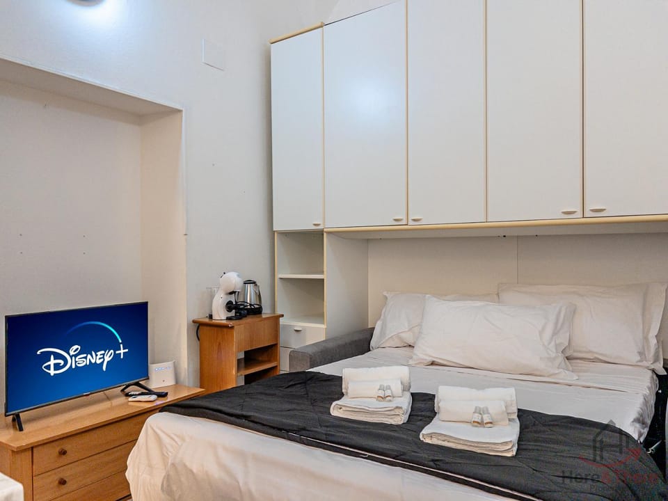 Bed, TV and multimedia, Bedroom, towels