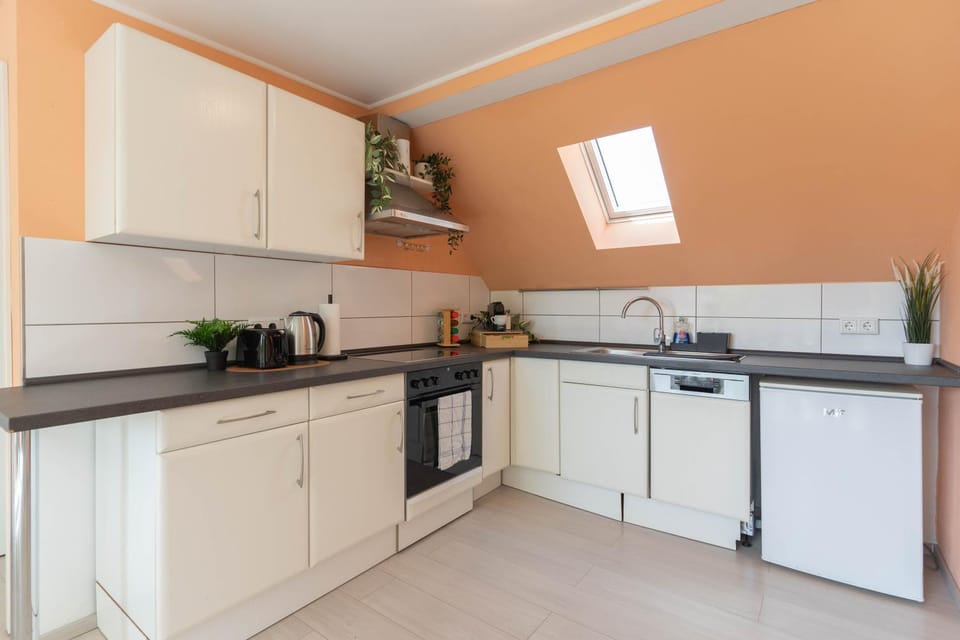 Coffee/tea facilities, Kitchen or kitchenette, dishwasher, oven, stove, toaster