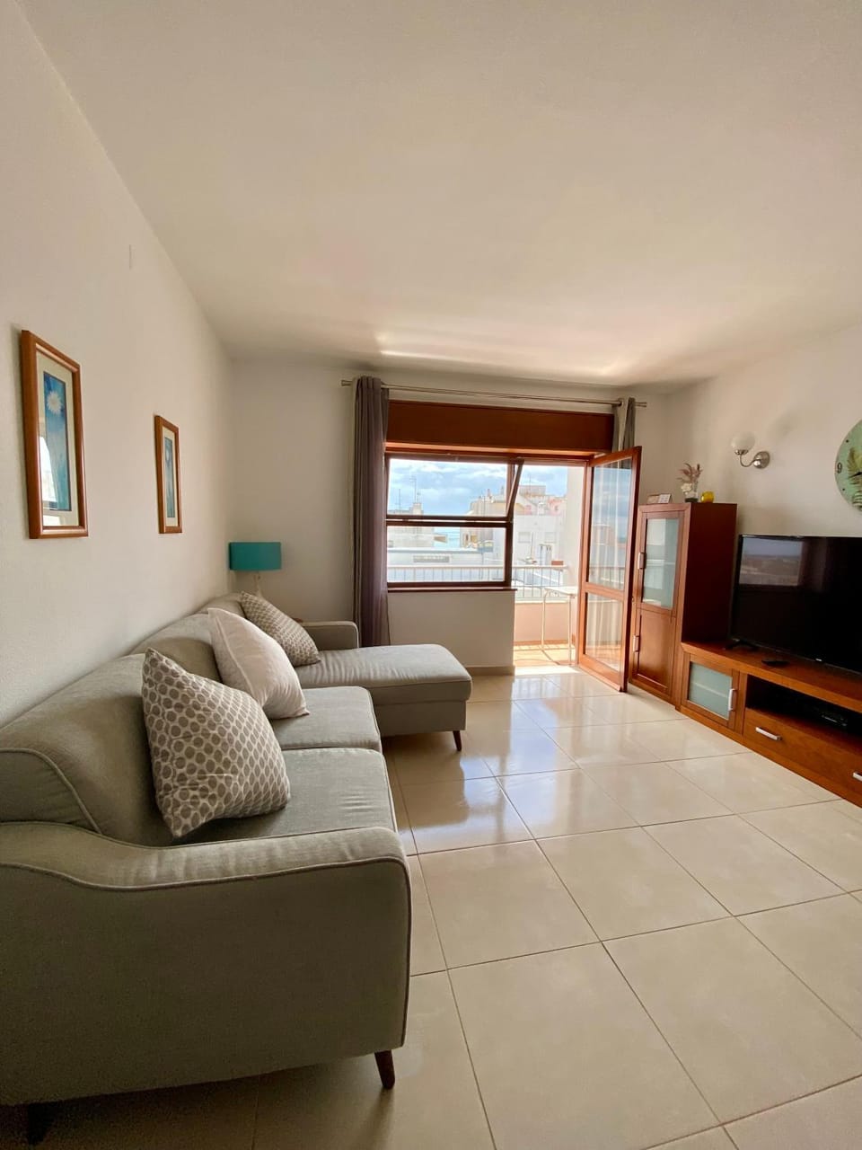 Facade/entrance, TV and multimedia, Living room, Seating area