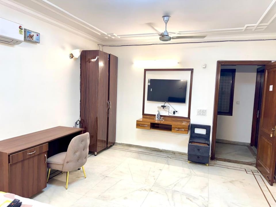 Communal lounge/ TV room, Bed, TV and multimedia, Living room, Seating area, Evening entertainment, Bedroom, hair dresser, wardrobe, air conditioner