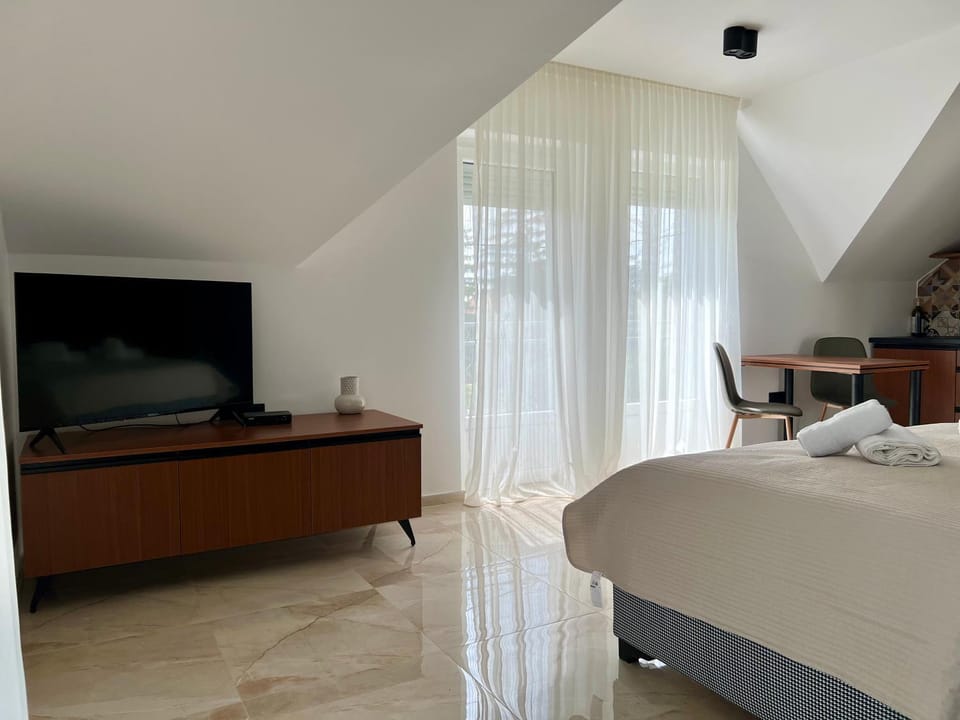 Bed, TV and multimedia, Photo of the whole room, Evening entertainment