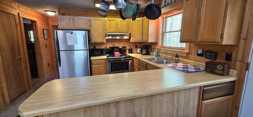 Camp Valentine- charming 3 bedroom cabin with hot tub and fireplace in private setting Cabin in Deep Creek Lake