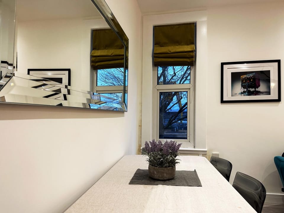 Evelyn's Place hosted by AirOperate Apartment in London Borough of Ealing