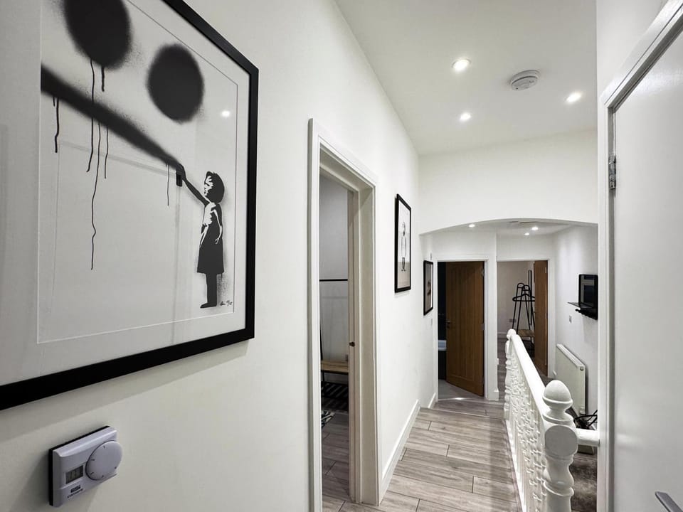 Evelyn's Place hosted by AirOperate Apartment in London Borough of Ealing