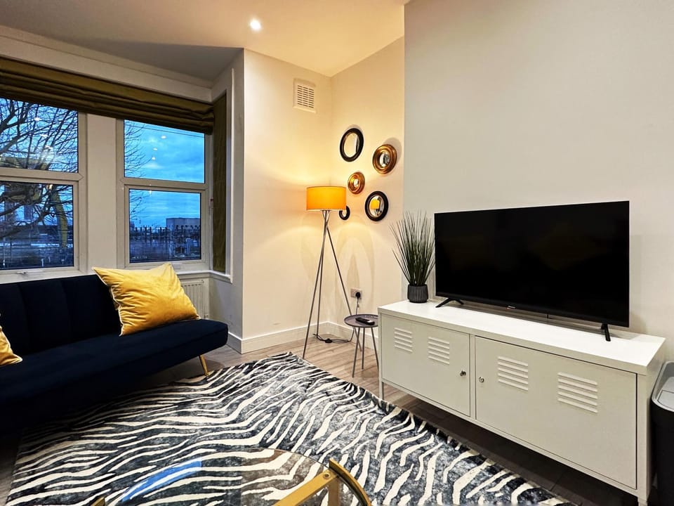 Evelyn's Place hosted by AirOperate Apartment in London Borough of Ealing