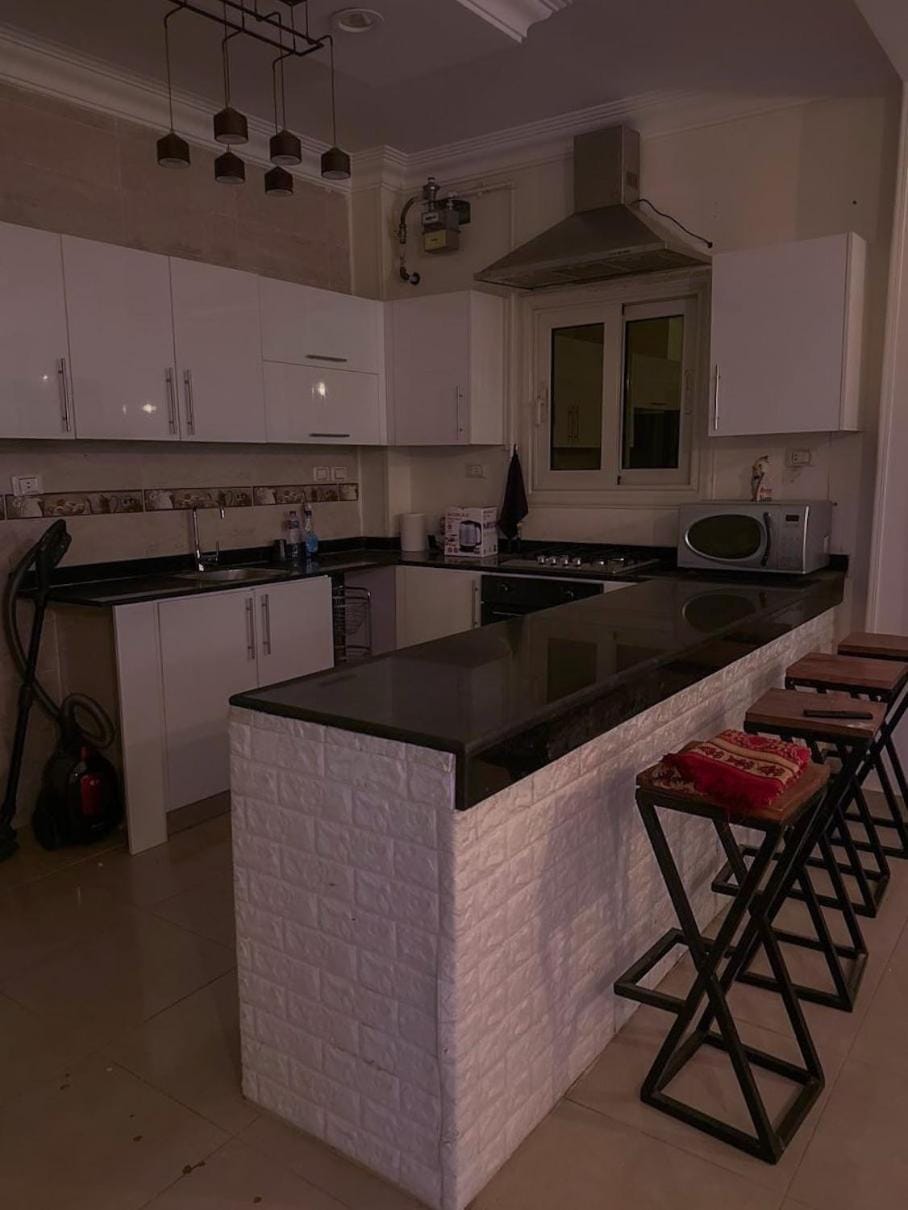 Kitchen or kitchenette, Dining area, minibar, stove