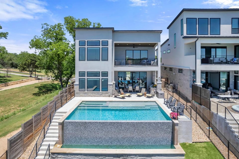 Property building, Swimming pool, sunbed