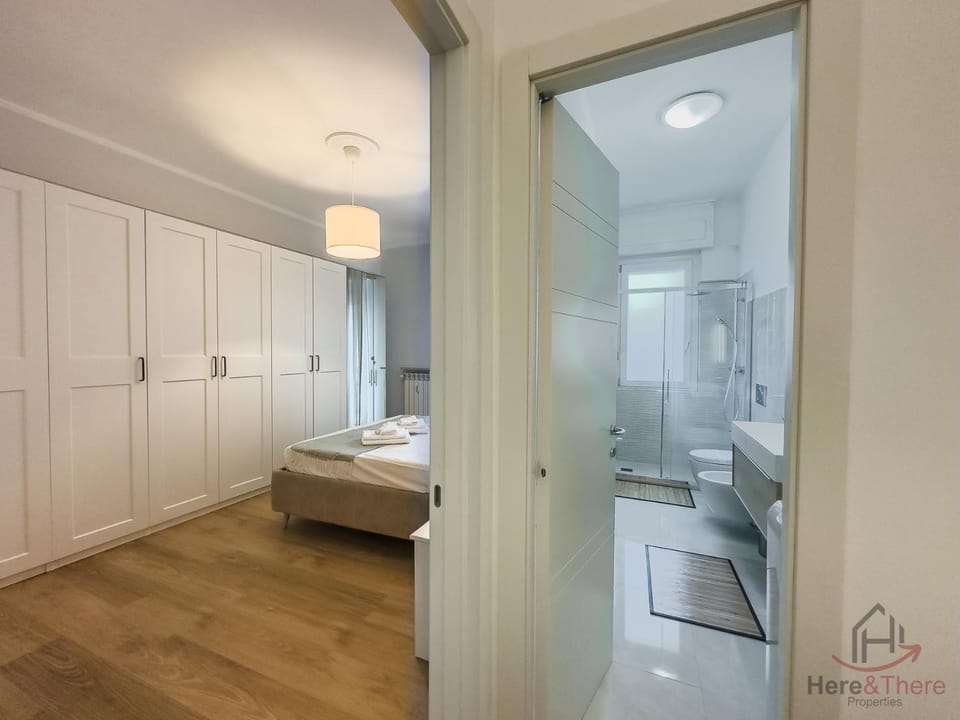 Shower, Toilet, Bed, Bathroom, Bedroom, towels