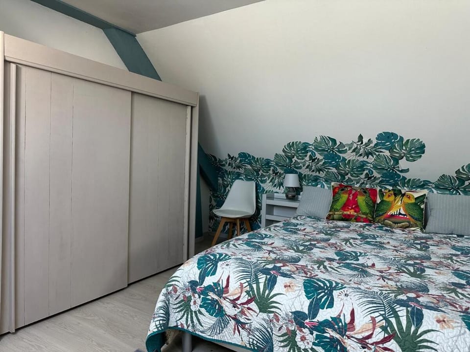 Bed, Photo of the whole room, Bedroom, wardrobe