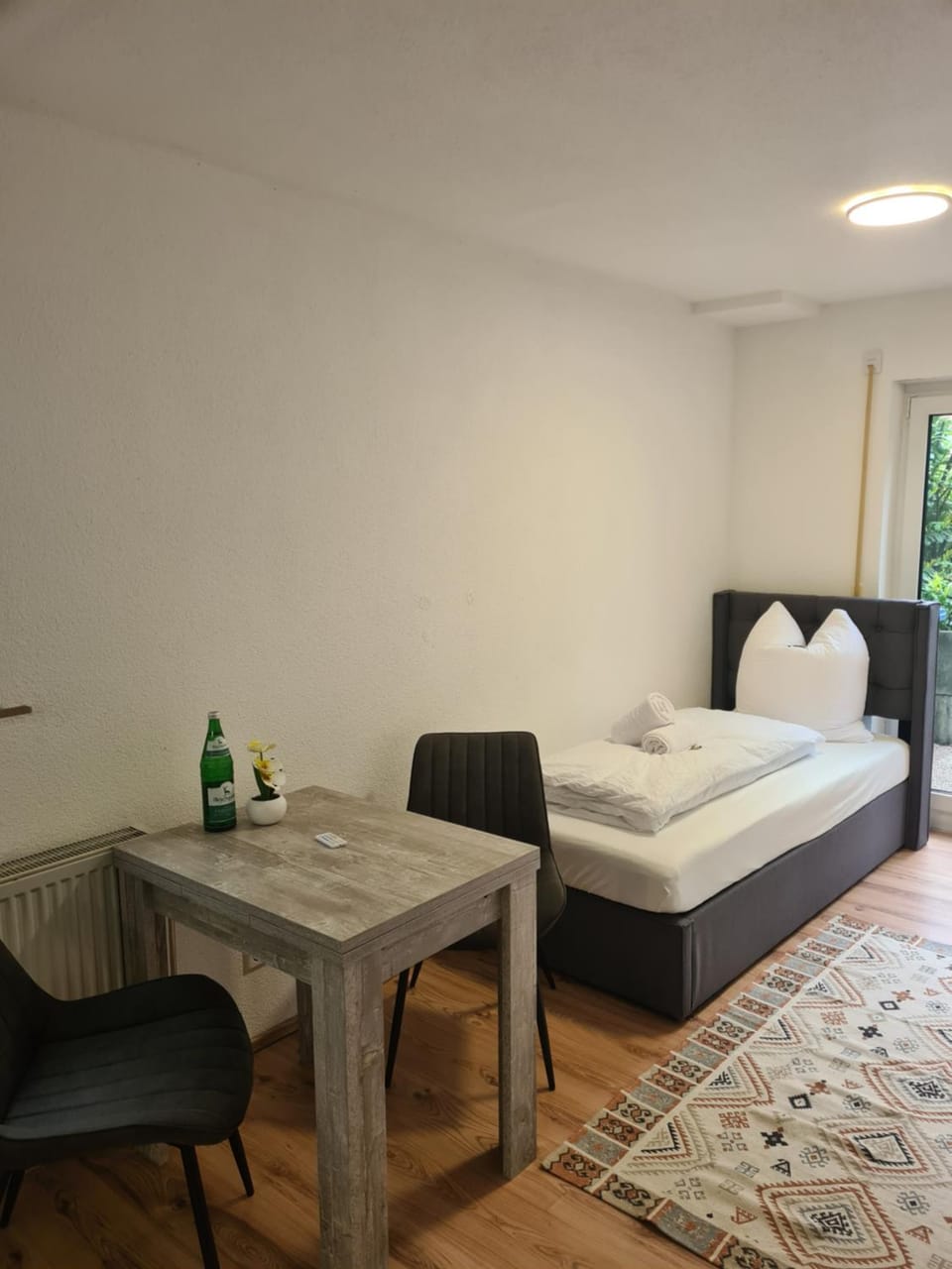 Bed, Photo of the whole room, Seating area, Bedroom