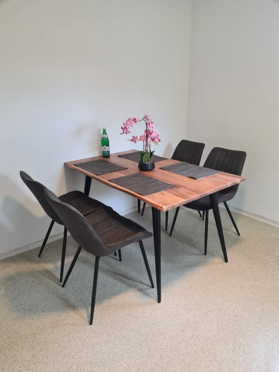 Seating area, Dining area