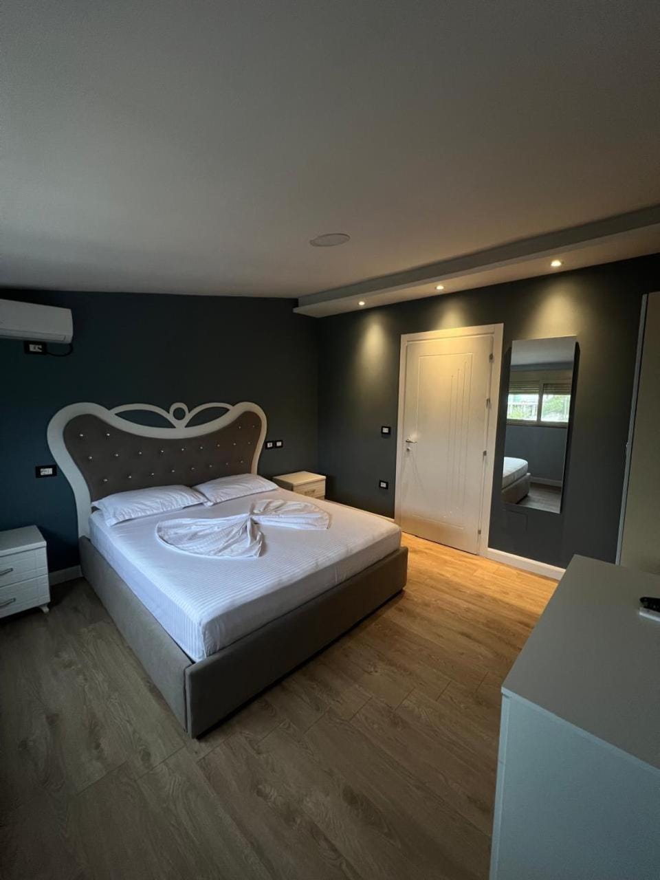 Bed, Bedroom, towels, air conditioner