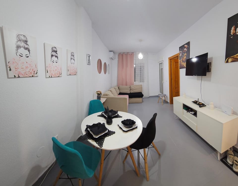 Communal lounge/ TV room, TV and multimedia, Living room, Seating area, Dining area, Evening entertainment, hair dresser
