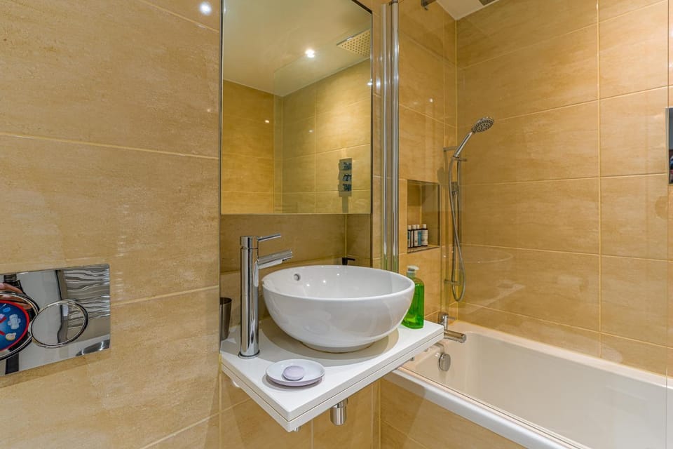 Earl's Court Gem Sleeps 6 Lift & Tube Apartment in City of Westminster
