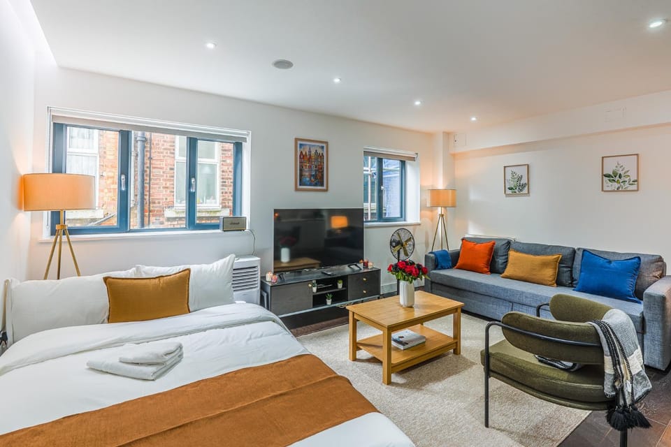 Stylish 1BR Flat Earl's Court Sleeps 6 Lift Apartment in City of Westminster