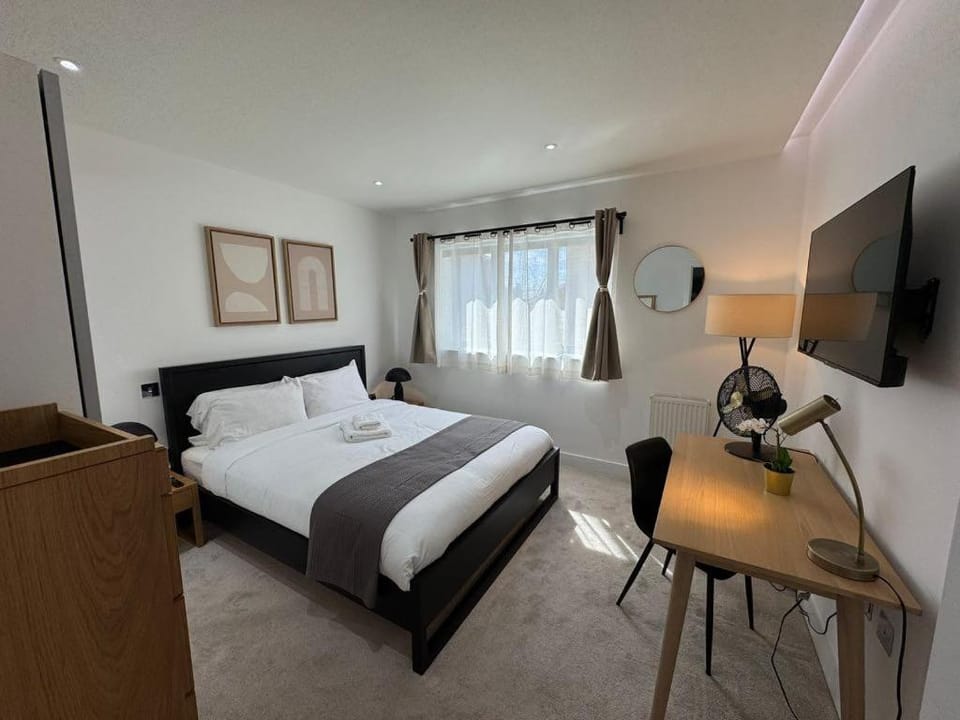 Bed, TV and multimedia, Photo of the whole room, Bedroom, wardrobe
